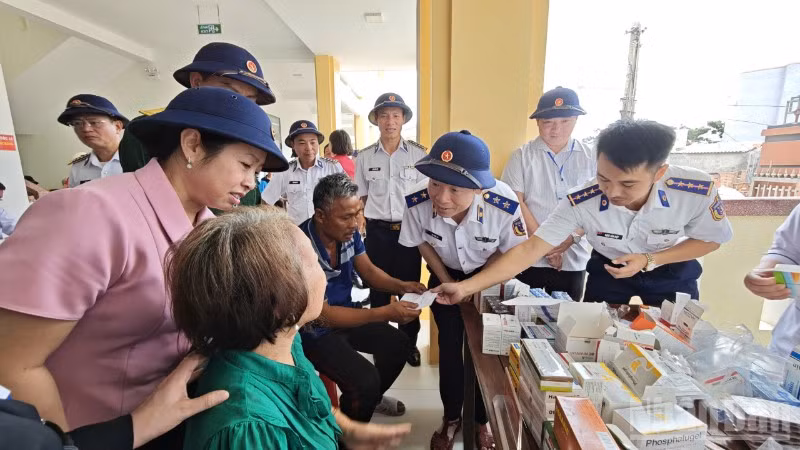 Cảnh sát biển Việt Nam tổ chức nhiều chương trình đồng hành cùng ngư dân xã Nhơn Châu, tỉnh Gia Lai. (Ảnh: ANH ĐÀO)