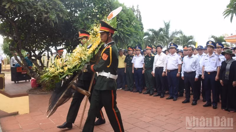 Sáng cùng ngày Đoàn công tác tổ chức lễ viếng Nghĩa trang Liệt sĩ Lý Sơn. (Ảnh: ANH ĐÀO)