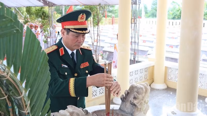 ndo_br_3-trung-tuong-le-ngoc-hai-thap-huong-tuong-nho-cac-anh-hung-liet-si-6458.jpg