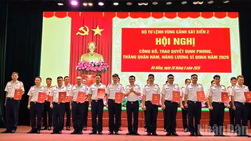 Đồng chí Đại tá Lê Huy, Bí thư Đảng ủy, Chính ủy Bộ Tư lệnh Vùng trao quyết định cho các đồng chí được phong, thăng quân hàm.