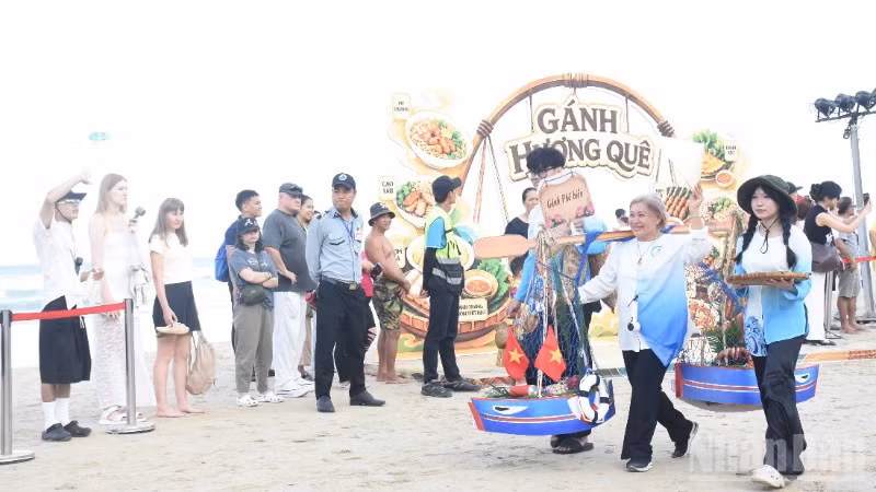 Đà Nẵng lần đầu tiên diễu hành ẩm thực “Gánh vị Đà Nẵng”. (Ảnh: ANH ĐÀO)