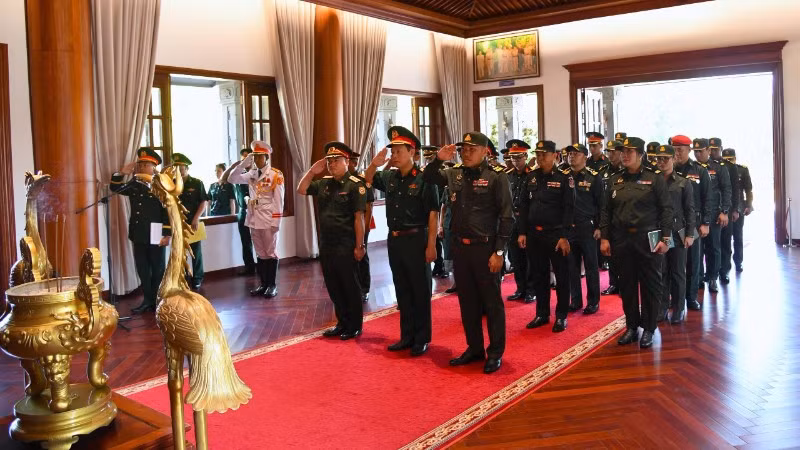 Đoàn sĩ quan trẻ Quân đội ba nước Việt Nam-Lào-Campuchia dâng hoa, dâng hương tưởng niệm Chủ tịch Hồ Chí Minh, Đại tướng Võ Nguyên Giáp.