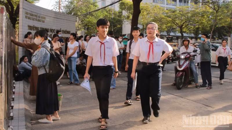Thí sinh đến điểm thi tại Trường trung học phổ thông Phan Châu Trinh.