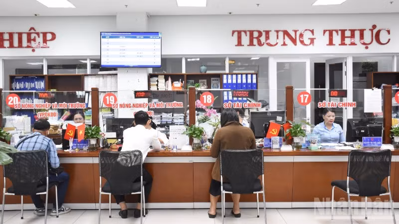 Người dân đến làm thủ tục hành chính tại Trung tâm Phục vụ hành chính công thành phố Đà Nẵng chiều 28/5. (Ảnh: ANH ĐÀO)