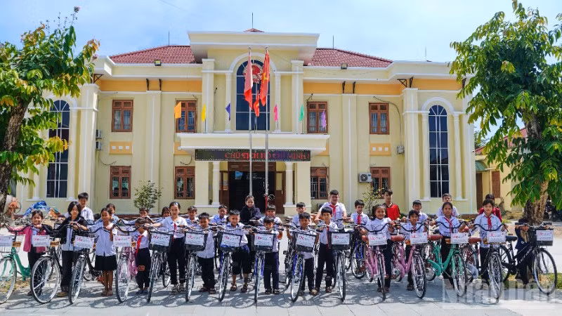 Những chiếc xe đạp trao tặng học sinh vượt khó, học giỏi tại xã Phước Trà, thành phố Đà Nẵng.
