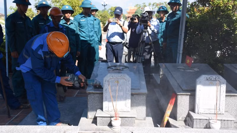 Đà Nẵng lấy mẫu, xác định danh tính 291 liệt sĩ tại Nghĩa trang liệt sĩ Hòa Tiến. (Ảnh: ANH ĐÀO)