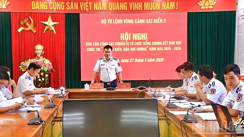 Đồng chí Đại tá Lê Huy, Bí thư Đảng ủy, Chính ủy Bộ Tư lệnh Vùng Cảnh sát biển 2 chủ trì Hội nghị.