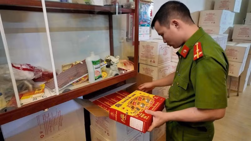 Cảnh sát Kinh tế, Công an thành phố Đà Nẵng tăng cường kiểm tra, xử lý vi phạm an toàn thực phẩm. (Ảnh: Công an cung cấp)