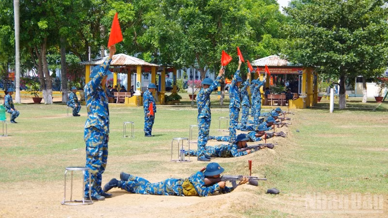 Chiến sĩ mới thực hành bắn súng tiểu liên AK bài 1.