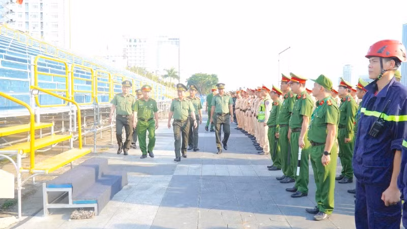 Thiếu tướng Nguyễn Hữu Hợp, Giám đốc Công an thành phố Đà Nẵng kiểm tra công tác bảo đảm an toàn tại sân khấu chính diễn ra DIFF 2026.