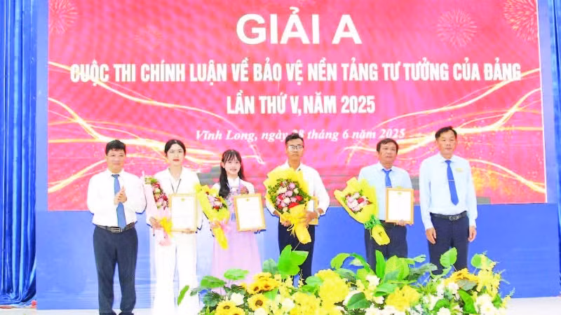 Ban tổ chức trao giải A cho sinh viên, giáo viên đoạt giải.