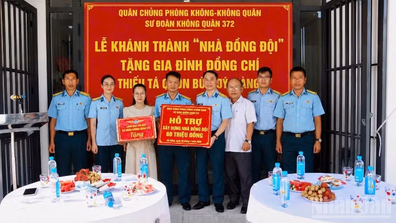 Thượng tá Nguyễn Bá Long, Phó Chính ủy Trung đoàn 929, Sư đoàn 372 bàn giao “Nhà đồng đội” tặng gia đình Thiếu tá Quân nhân chuyên nghiệp Bùi Sỹ Hoàng.