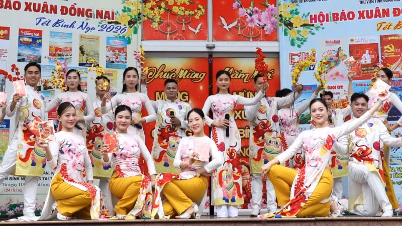 Một tiết mục văn nghệ do các diễn viên, nghệ sĩ Nhà hát Nghệ thuật Đồng Nai biểu diễn.
