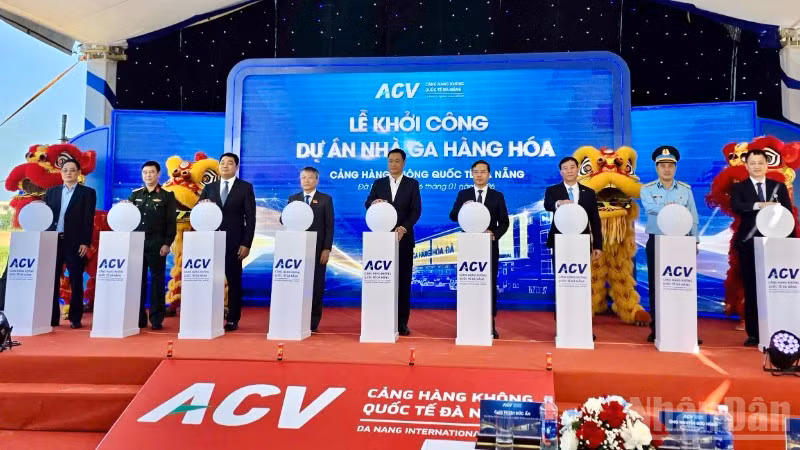 Các đại biểu thực hiện nghi thức khởi công Nhà ga hàng hóa tại Cảng hàng không quốc tế Đà Nẵng. (Ảnh: ANH ĐÀO)