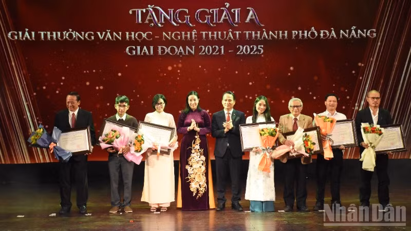 Ông Nguyễn Đình Vĩnh, Phó Bí thư Thường trực Thành ủy Đà Nẵng và bà Nguyễn Thị Anh Thi, Phó Chủ tịch Ủy ban nhân dân thành phố Đà Nẵng trao giải A cho các tác giả. (Ảnh: ANH ĐÀO)