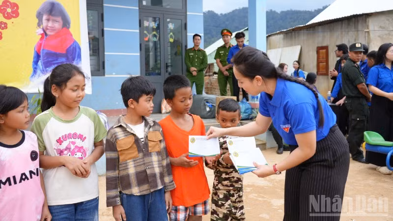 Đoàn Trường đại học Sư phạm - Đại học Đà Nẵng trao kinh phí hỗ trợ cho học sinh có hoàn cảnh khó khăn trên địa bàn. (Ảnh: GIA HÂN)