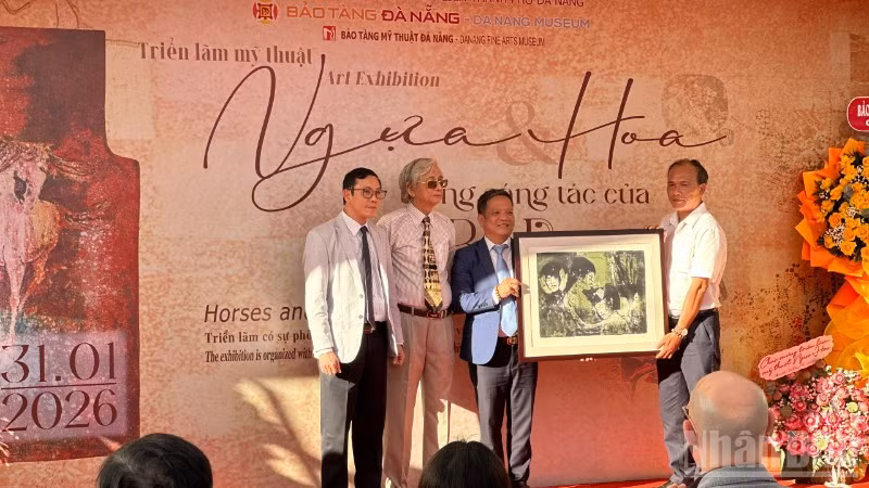 Đại diện gia đình cố họa sĩ Lê Bá Đảng trao tặng tranh cho Bảo tàng Mỹ thuật-Bảo tàng Đà Nẵng. (Ảnh: ANH ĐÀO)