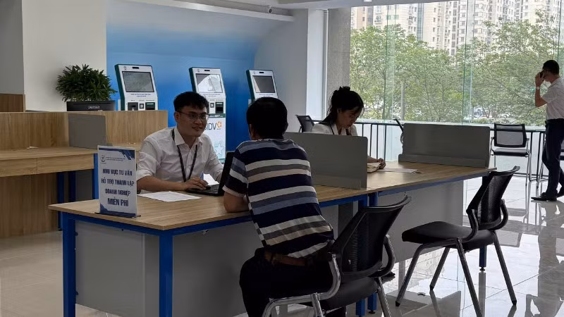 Người dân làm thủ tục hành chính tại Trung tâm phục vụ hành chính công thành phố Hà Nội, chi nhánh số 1. (Ảnh: DIỆU THƯƠNG)
