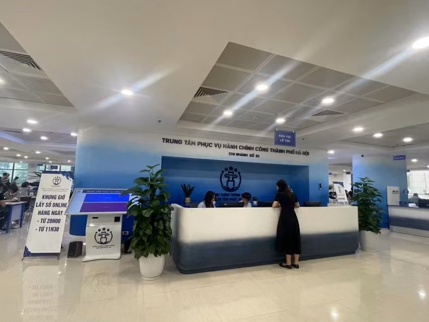 Người dân đến giải quyết thủ tục hành chính tại Trung tâm Phục vụ hành chính công thành phố Hà Nội, chi nhánh số 1. 
