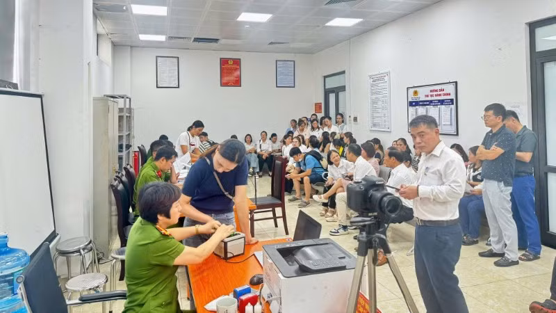 Công an phường Yên Sở đang thực hiện việc cấp đổi thẻ đảng viên điện tử cho các đảng viên trên địa bàn.