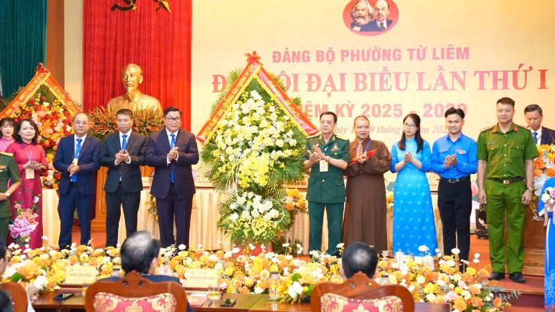 Các tầng lớp nhân dân phường Từ Liêm tặng hoa chúc mừng đại hội. (Ảnh: DIỆU THƯƠNG)