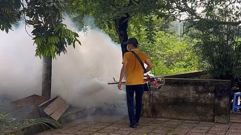 Trạm y tế xã Thiên Lộc tổ chức phun hóa chất diện rộng phòng, chống dịch sốt xuất huyết. 