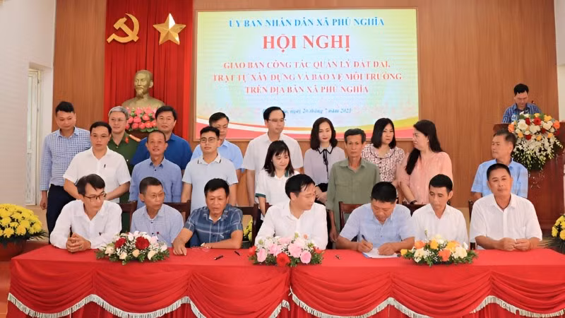Đại diện Ủy ban nhân dân xã Phú Nghĩa và các trưởng thôn ký cam kết phối hợp trong công tác quản lý đất đai, trật tự xây dựng trên địa bàn.