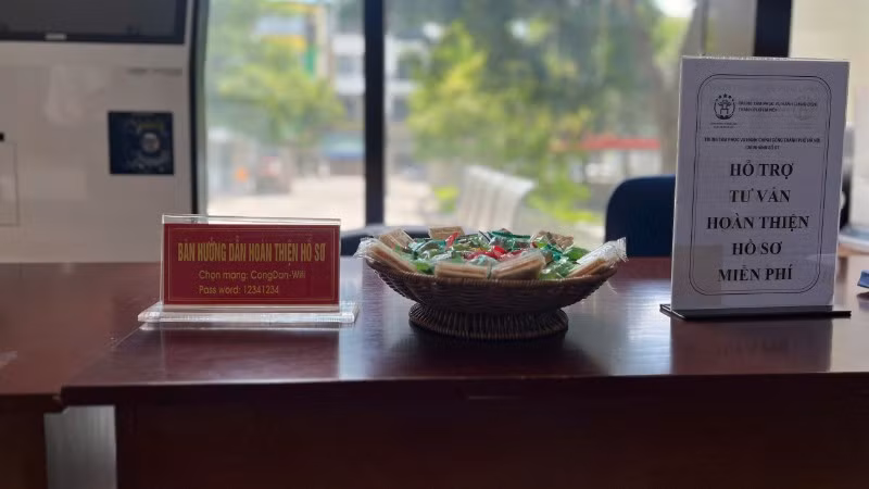 Bánh kẹo được phục vụ miễn phí tại Trung tâm Phục vụ Hành chính công, chi nhánh số 7. (Ảnh: DIỆU THƯƠNG)