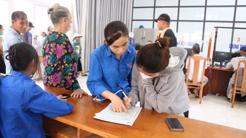 Người dân đến thực hiện thủ tục hành chính tại Điểm Phục vụ hành chính công xã Hòa Phú.