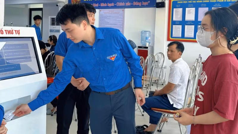 Người dân lấy số thứ tự tại Điểm phục vụ hành chính công xã Ô Diên (Hà Nội). 