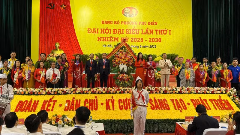 Các tầng lớp nhân dân trên địa bàn phường Phú Diễn tặng hoa chúc mừng Đại hội. (Ảnh: DIỆU THƯƠNG)