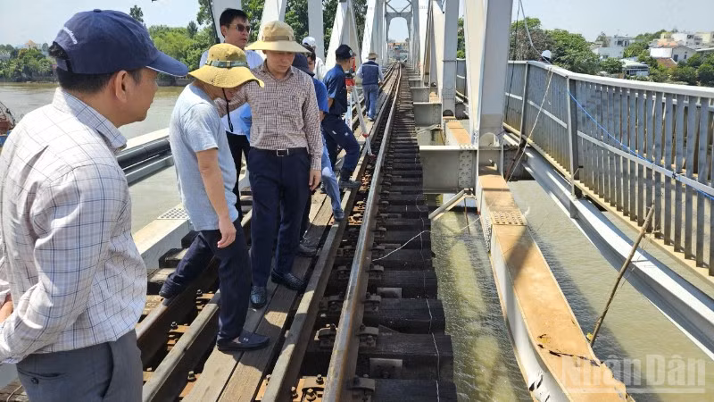 Ông Nguyễn Quốc Vượng, Phó Tổng Giám đốc Tổng Công ty đường sắt Việt Nam (thứ ba từ trái qua) chỉ đạo công tác khắc phục sự cố tại hiện trường 8/3.
