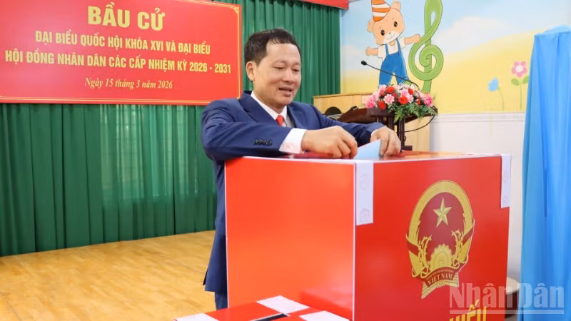 Đồng chí Vũ Hồng Văn, Ủy viên Trung ương Đảng, Bí thư Tỉnh ủy, Trưởng Đoàn đại biểu Quốc hội tỉnh Đồng Nai bỏ phiếu bầu cử tại phường Trấn Biên.