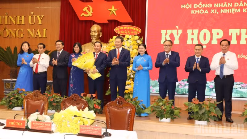 Các đồng chí trong tập thể Thường trực Tỉnh ủy Đồng Nai chúc mừng các đồng chí được bầu giữ chức vụ Chủ tịch, Phó Chủ tịch Ủy ban nhân dân tỉnh.
