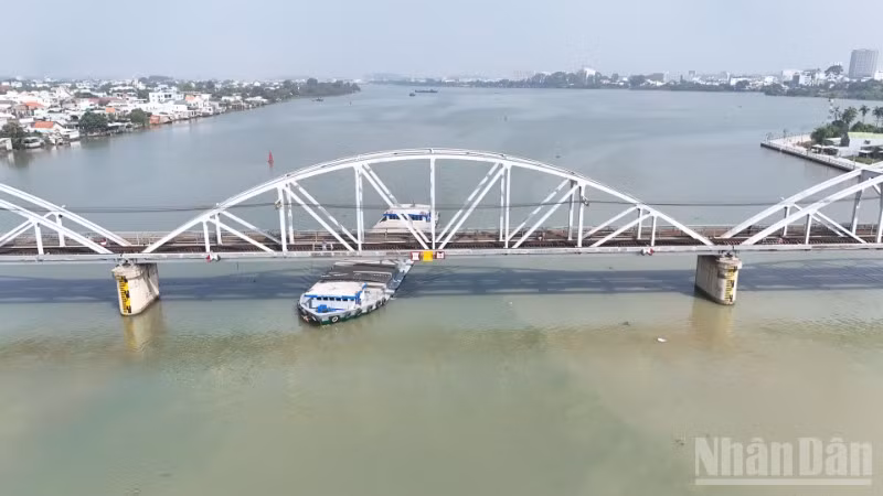 Sà lan chở đá trên sông Đồng Nai lưu thông qua nhịp số 2 cầu Ghềnh.