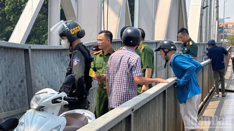 Lực lượng chức năng có mặt trên cầu Ghềnh để điều tra làm rõ nguyên nhân.