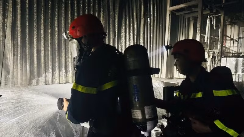 Lực lượng chữa cháy tiếp cận hiện trường dập lửa. (Ảnh: HUY LINH)