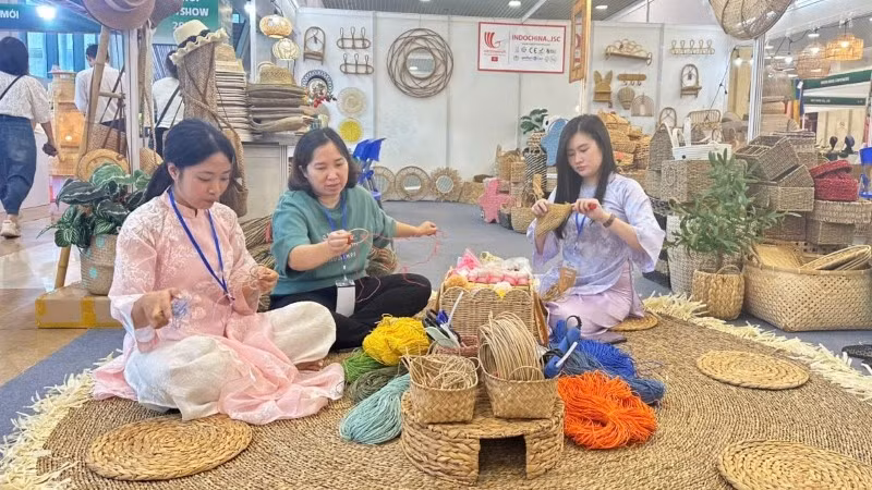 Hanoi Giftshow 2026 tổ chức nhiều không gian trải nghiệm sản phẩm thủ công mỹ nghệ làng nghề. (Ảnh: NGUYÊN TRANG)