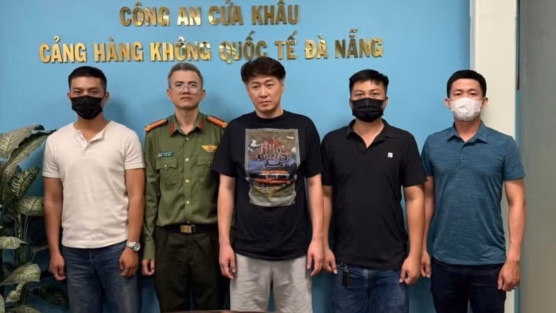 Phòng Cảnh sát hình sự, Công an thành phố Đà Nẵng bàn giao đối tượng cho cơ quan chức năng Hàn Quốc tại cửa khẩu cảng hàng không quốc tế Đà Nẵng. (Ảnh: Công an cung cấp)