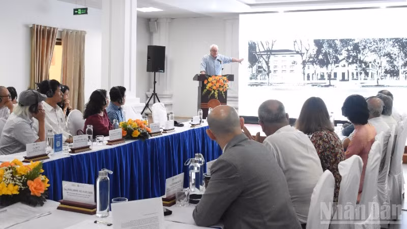 Ông Philippe Le Failler, Giám đốc Viện Viễn Đông Bác cổ Pháp trình bày tham luận tại tọa đàm. (Ảnh: Anh Đào)