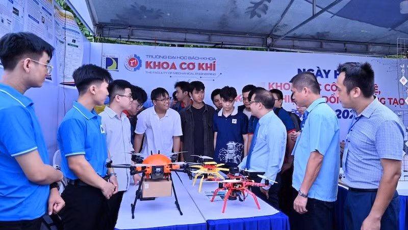 Các đại biểu tham quan không gian triển lãm các sản phẩm tại lễ khai mạc sáng 17/5.