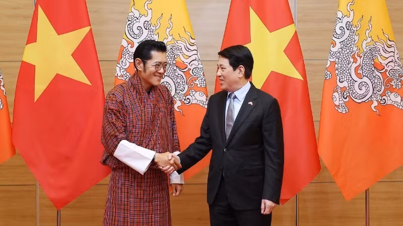 Chủ tịch nước Lương Cường và Quốc vương Bhutan Jigme Khesar Namgyel Wangchuck. (Ảnh: TTXVN)