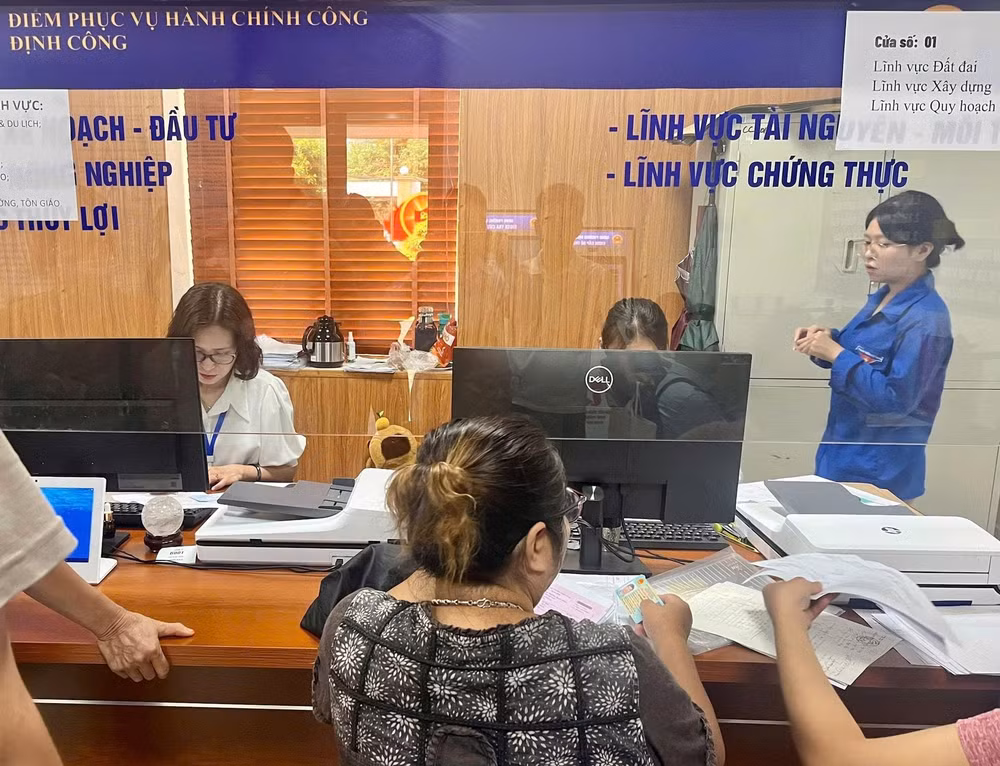 Người dân làm thủ tục chứng thực tại phường Định Công, Hà Nội.