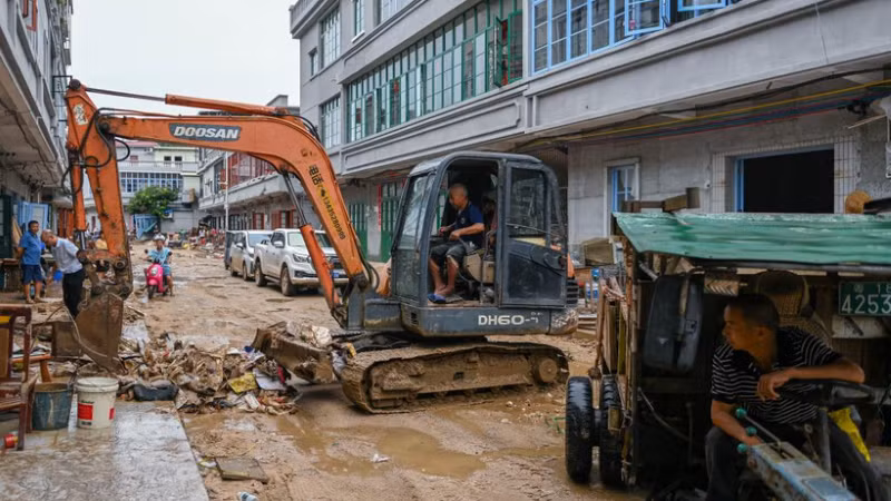 Công tác dọn dẹp vệ sinh sau mưa lũ ở thôn Hoàng Hoa, thị trấn Thạch Giác, huyện Phật Cương, thành phố Thanh Viễn, tỉnh Quảng Đông, Trung Quốc. (Ảnh: Tân Hoa xã)