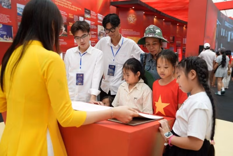 Media Tour “95 năm Cờ Đảng soi đường”: Lịch sử được kể bằng cảm xúc và sự lan tỏa