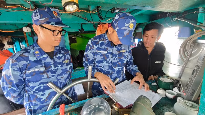 Lực lượng phòng chống tội phạm, vi phạm Vùng Cảnh sát biển 2 làm việc với chủ 2 tàu cá vi phạm.