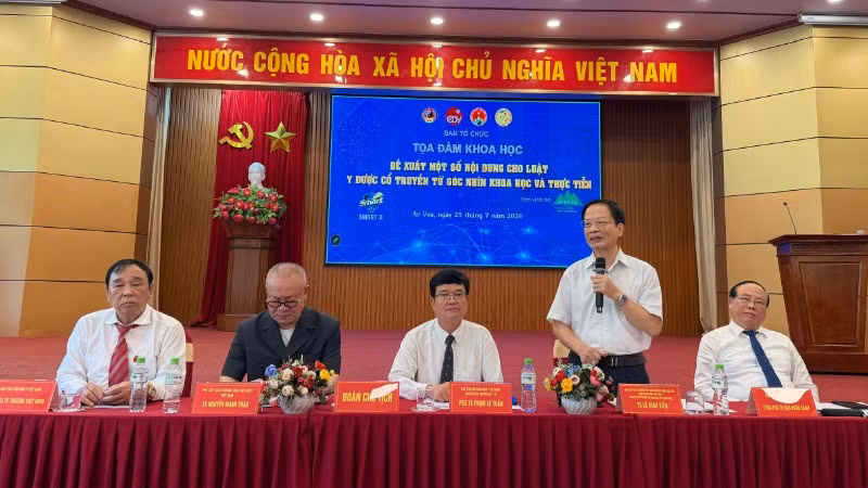 Đoàn chủ tịch chủ tọa phiên tọa đàm khoa học.