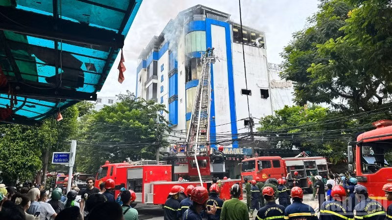 Xe thang chuyên dụng được huy động đến hiện trường, tiếp cận đám cháy. (Ảnh: ANH ĐÀO)