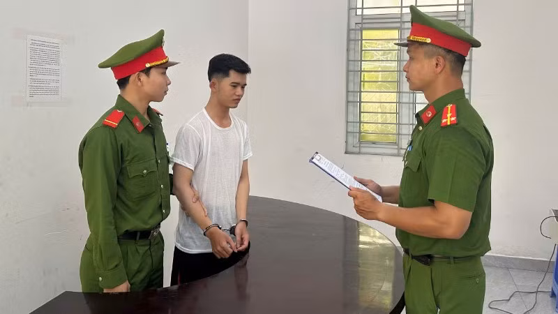 Lực lượng chức năng thi hành Lệnh bắt bị can để tạm giam đối với Đỗ Phú Tâm. (Ảnh: Công an cung cấp) 