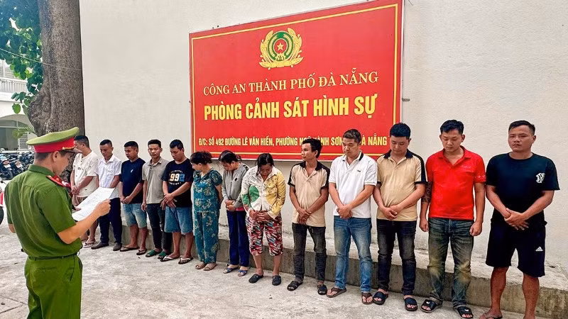Công an triệu tập các đối tượng liên quan trong đường dây cá độ bóng đá. (Ảnh: Công an cung cấp)